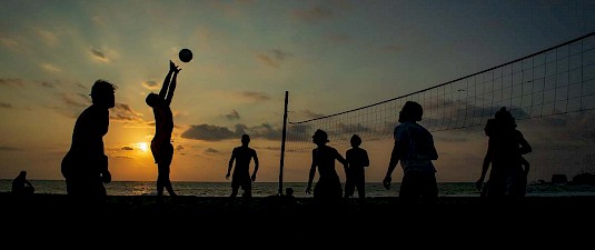 Pessoas a jogar voleibol de praia